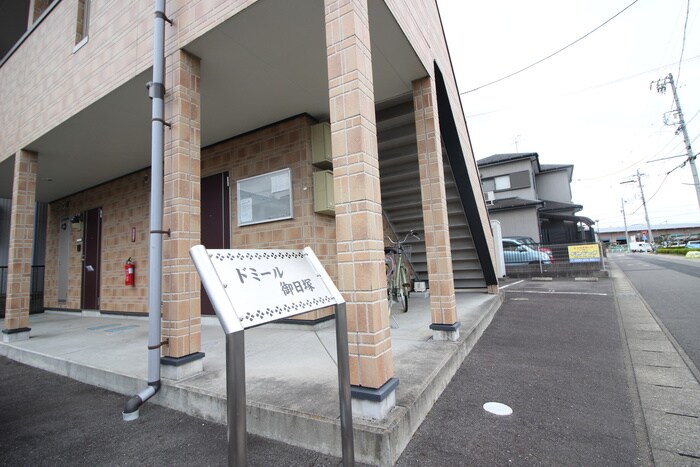 物件外観写真6　(エントランス部分)