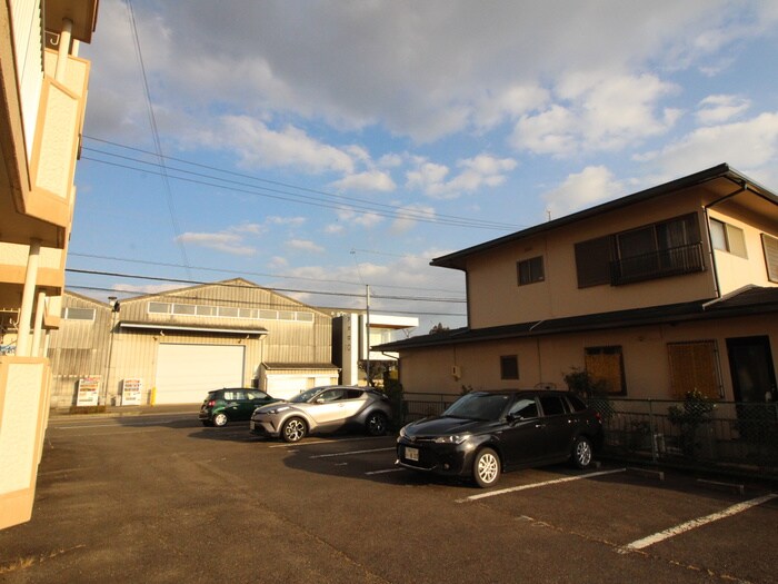物件外観写真3　(駐車場)