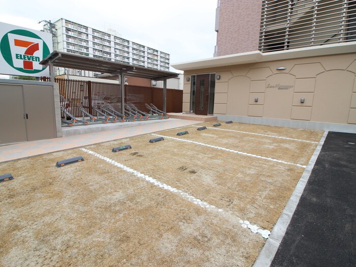 物件外観写真4　(駐車場)