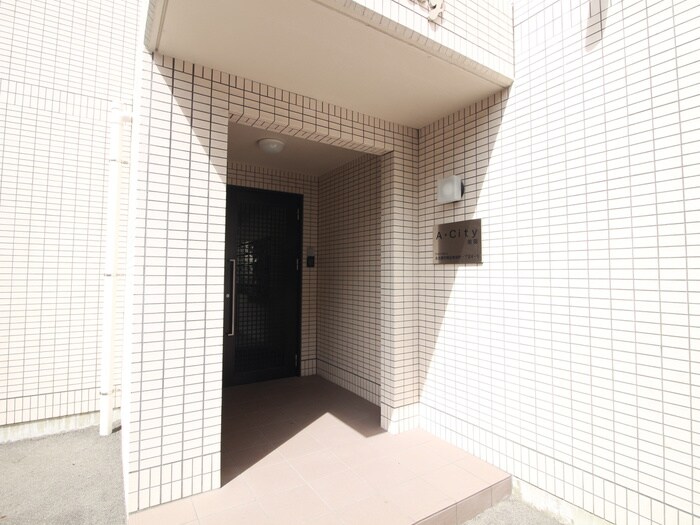 物件外観写真3　(エントランス部分)