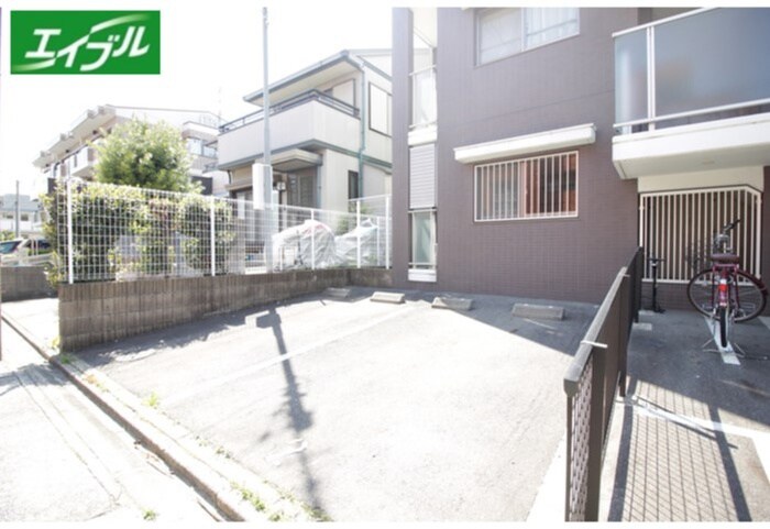 物件外観写真5　(駐車場)