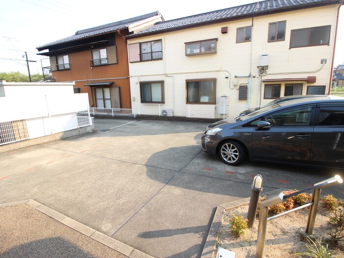 物件外観写真5　(駐車場)