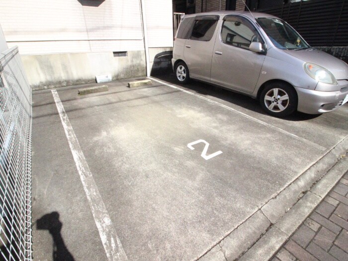 物件外観写真2　(駐車場)