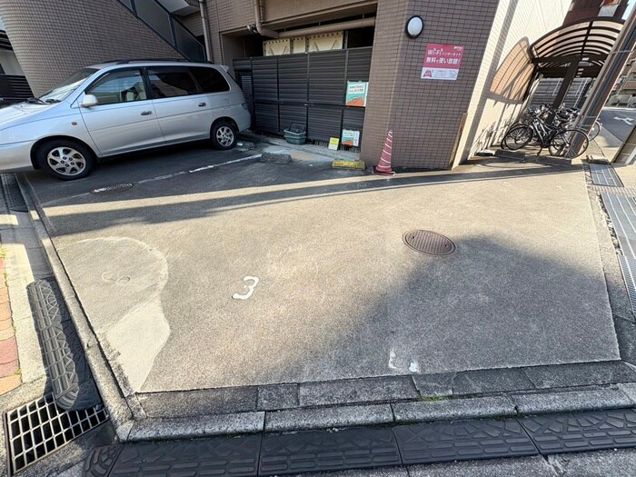 物件外観写真4　(駐車場)