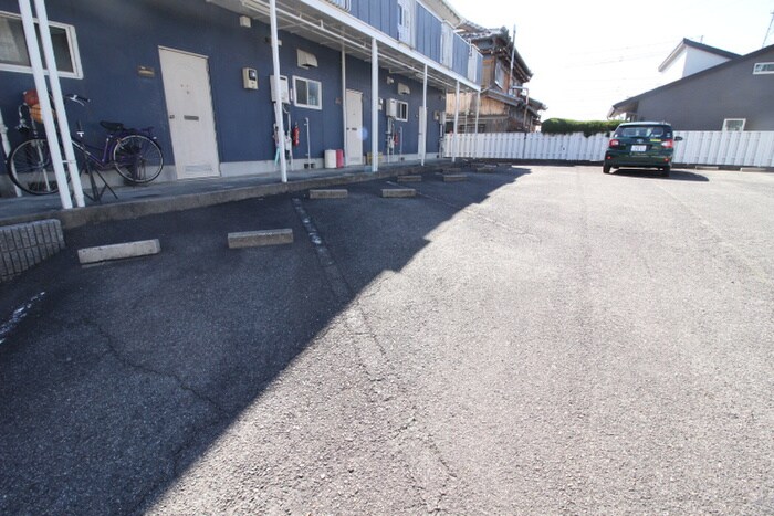 物件外観写真2　(駐車場)