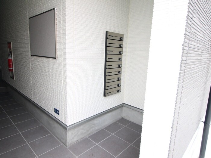 物件外観写真5　(エントランス部分)