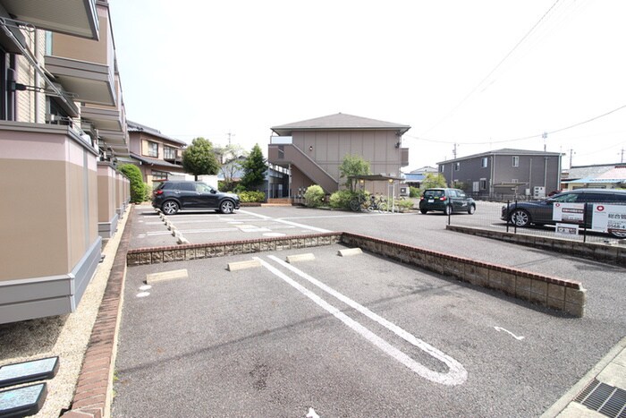 物件外観写真5　(駐車場)