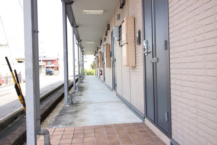 物件外観写真6　(エントランス部分)