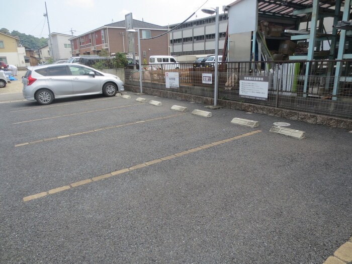 物件外観写真5　(駐車場)