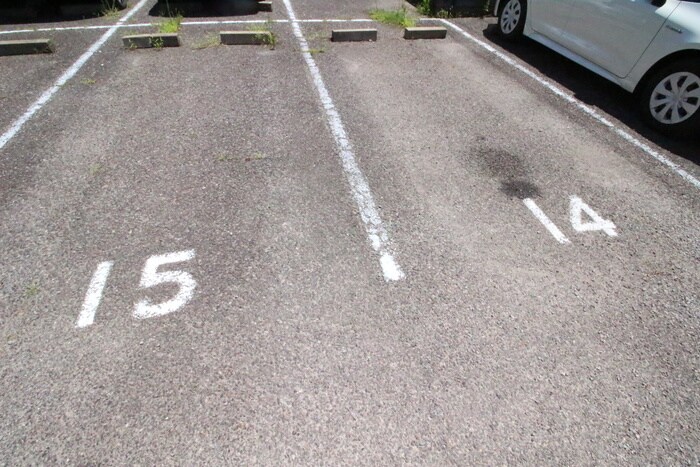 物件外観写真3　(駐車場)