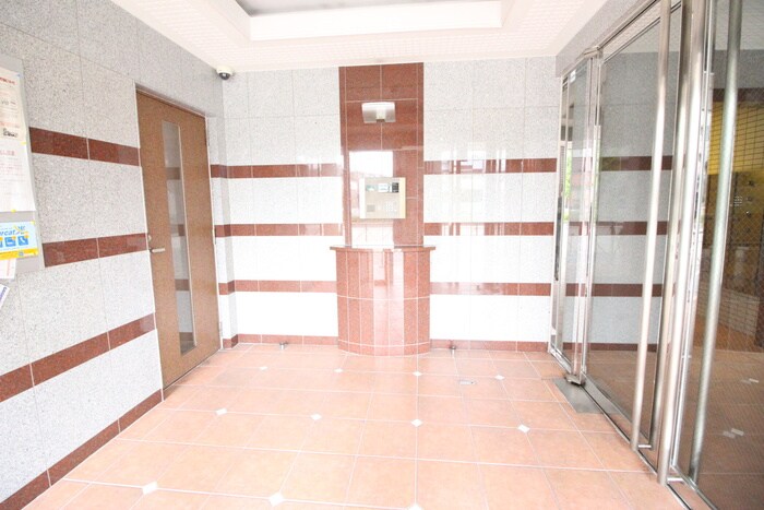 物件外観写真2　(エントランス部分)