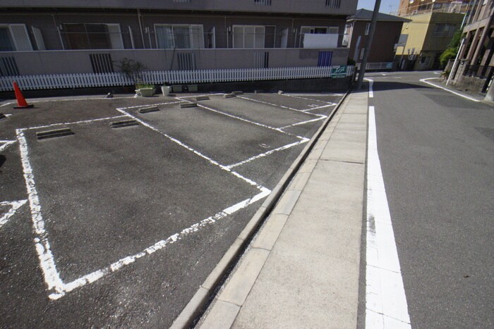 物件外観写真2　(駐車場)
