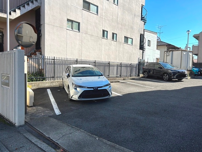 物件外観写真5　(駐車場)