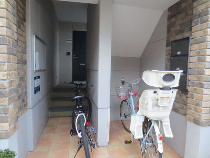 物件外観写真4　(エントランス部分)