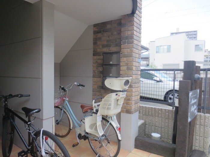 物件外観写真6　(エントランス部分)