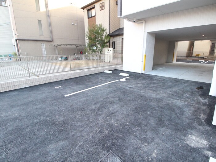 物件外観写真4　(駐車場)