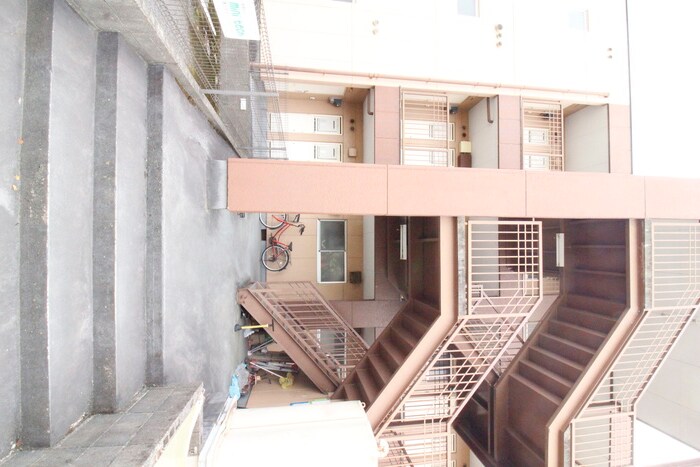 物件外観写真5　(エントランス部分)