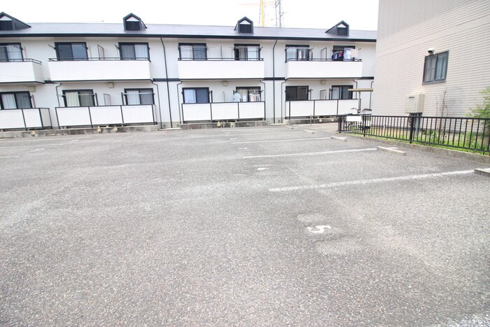 物件外観写真4　(駐車場)