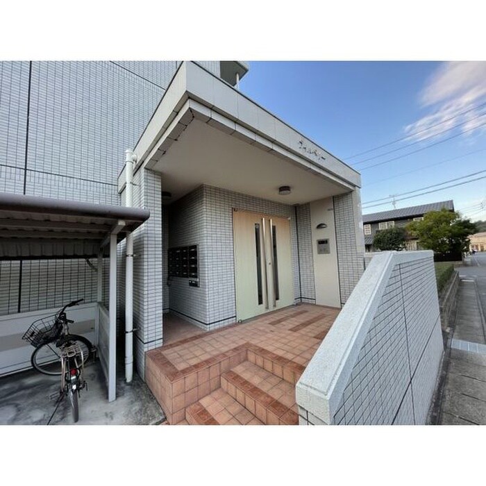 物件外観写真3　(エントランス部分)