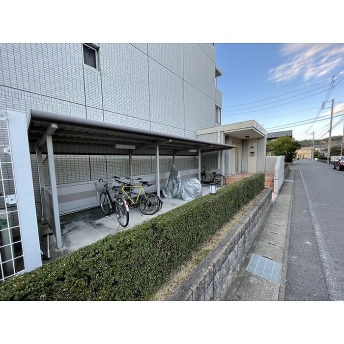 物件外観写真4　(駐輪場)