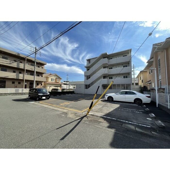 物件外観写真6　(駐車場)