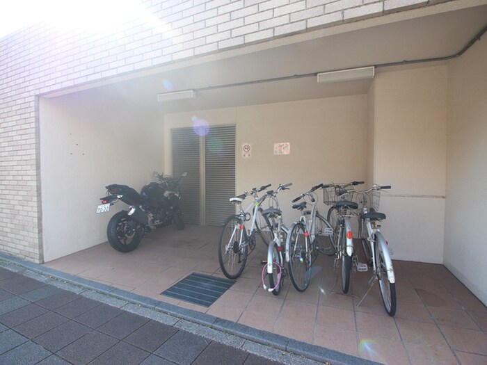 物件外観写真4　(駐輪場)