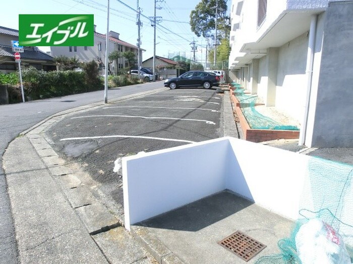 物件外観写真3　(駐車場)