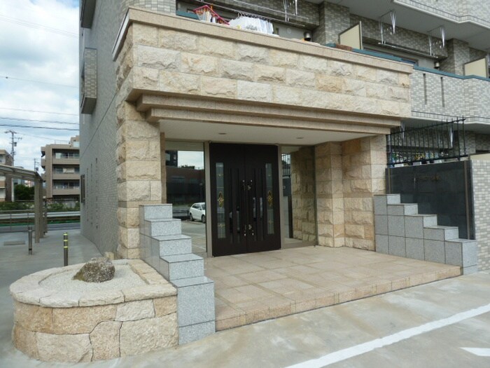 物件外観写真2　(エントランス部分)