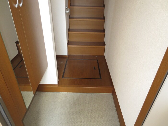 物件内観写真4　(玄関)