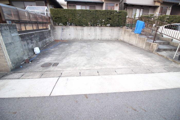 物件外観写真4　(駐車場)