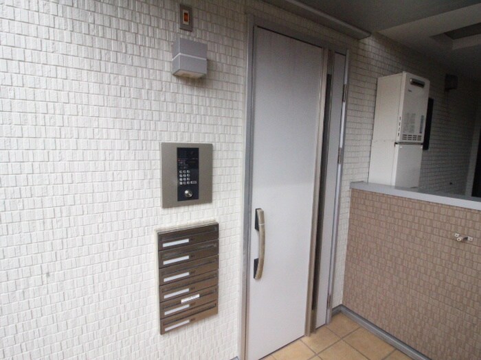 物件外観写真4　(エントランス部分)