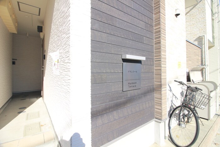 物件外観写真6　(エントランス部分)