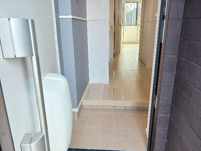 物件内観写真4　(玄関)