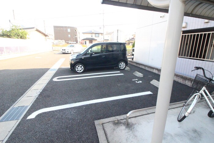 物件外観写真4　(駐車場)