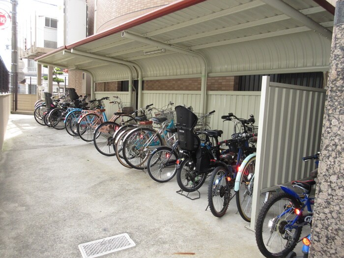 イーストリバージュの駐輪場