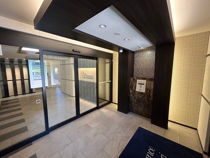 物件外観写真2　(エントランス部分)