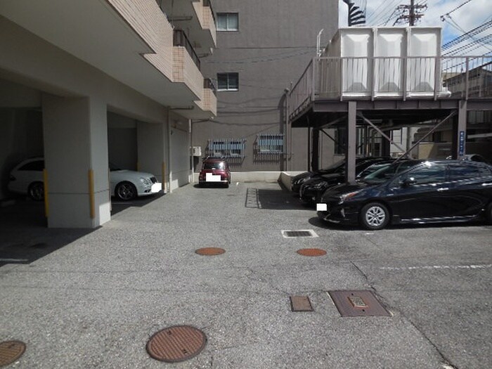 物件外観写真3　(駐車場)