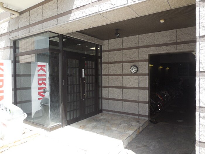 物件外観写真4　(エントランス部分)