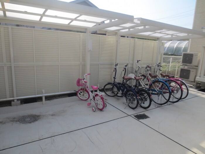 物件外観写真3　(駐輪場)