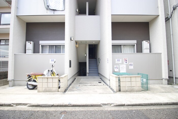 物件外観写真3　(エントランス部分)