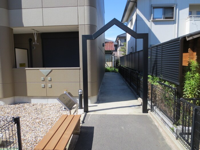 物件外観写真2　(エントランス部分)