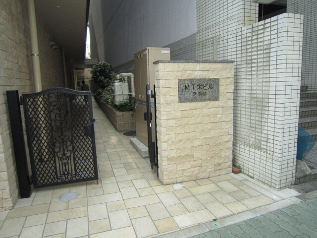 物件外観写真2　(エントランス部分)