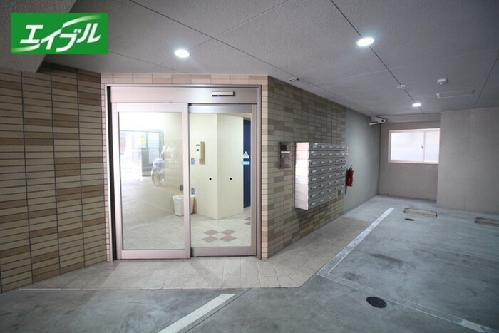 物件外観写真2　(エントランス部分)