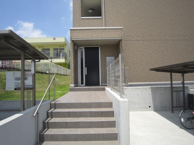 物件外観写真3　(エントランス部分)