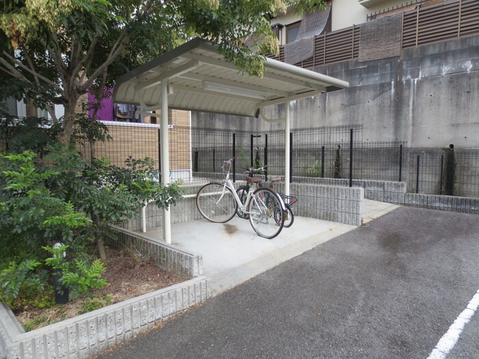 物件外観写真2　(駐輪場)