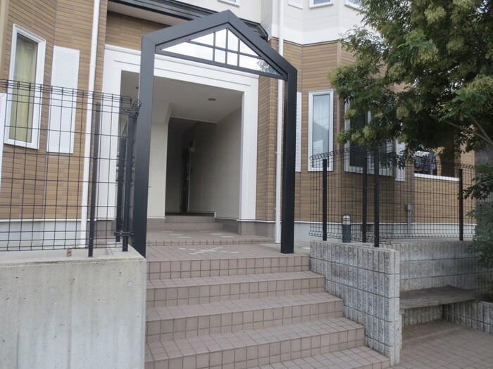 物件外観写真3　(エントランス部分)