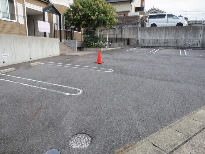 物件外観写真5　(駐車場)