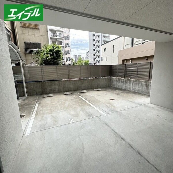 物件外観写真3　(駐車場)