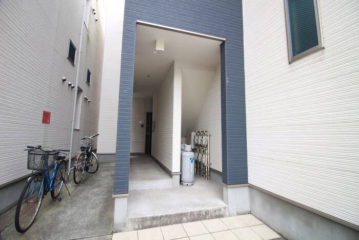 物件外観写真3　(エントランス部分)
