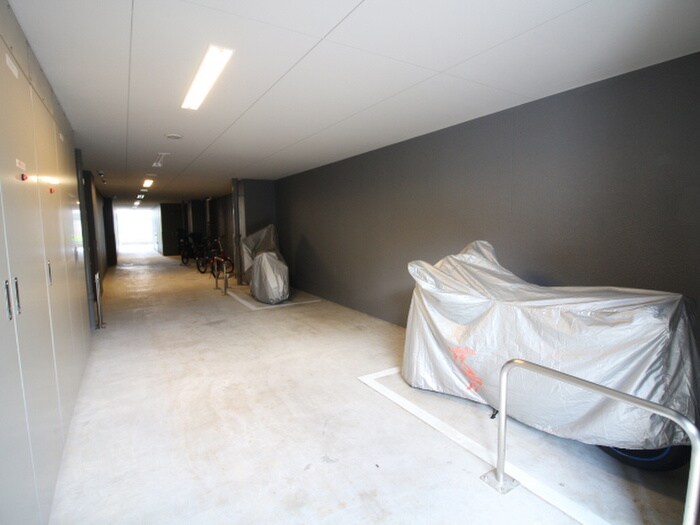 物件外観写真6　(バイク置き場)